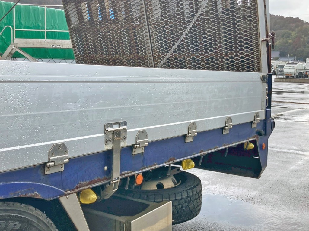 助手席側アオリ後方にシールはがし跡があります。|三菱 スーパーグレート 2PG-FS74HZの写真30