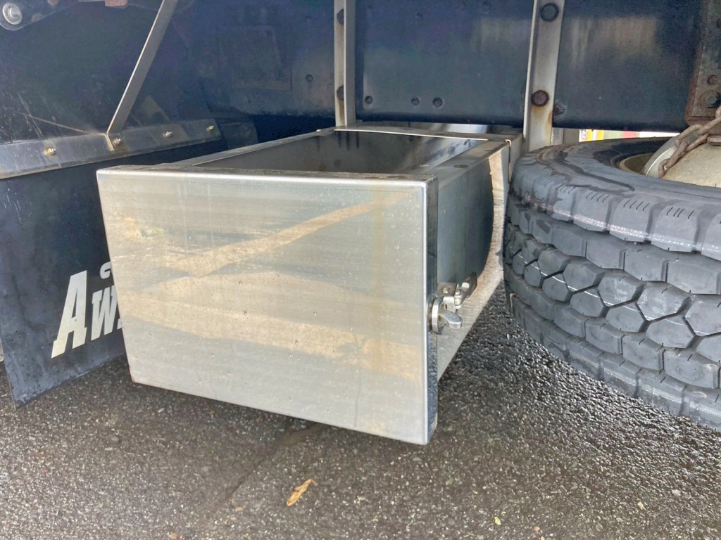 ボディー後方にりん木入れが付いています。|三菱 スーパーグレート 2PG-FS74HZの写真31