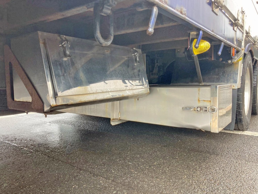 ボディー運転席側後方にステンレス製の工具箱が付いています。|三菱 スーパーグレート 2PG-FS74HZの写真32