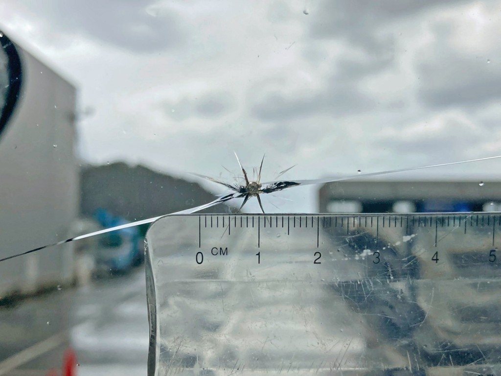 フロントガラスの助手席側上部に割れがあります。|三菱 スーパーグレート 2PG-FS74HZの写真34