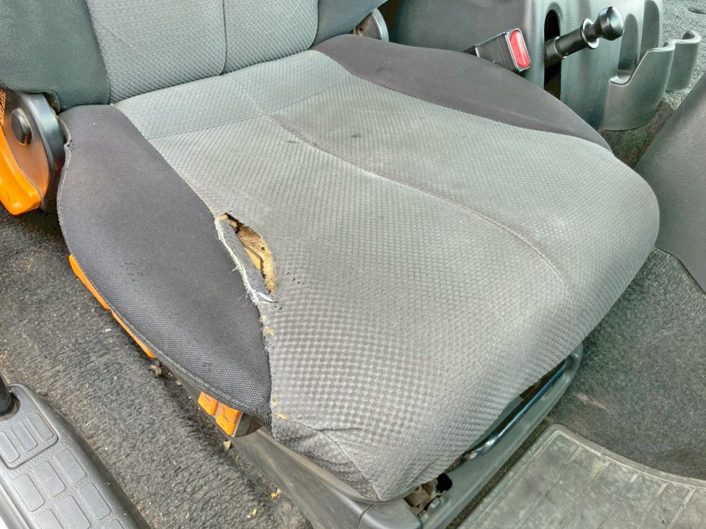 運転席座面にヘタリ・破れがあります。|日野 プロフィア QPG-SH1EDDGの写真9