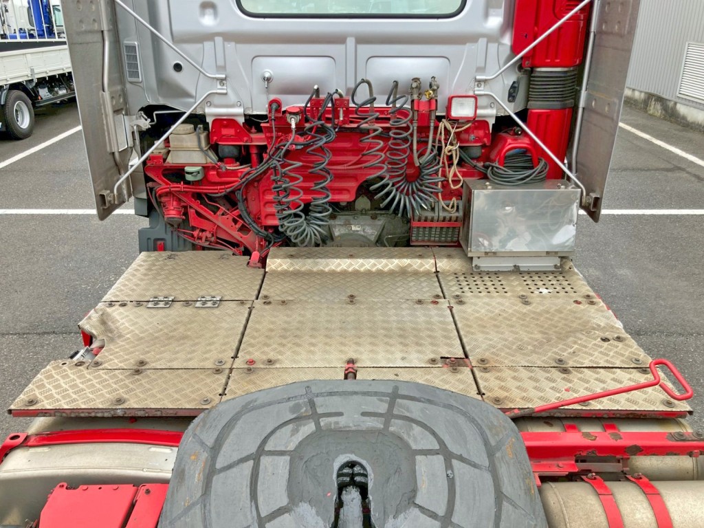 踊り場は縞板アルミです。|日野 プロフィア QPG-SH1EDDGの写真10