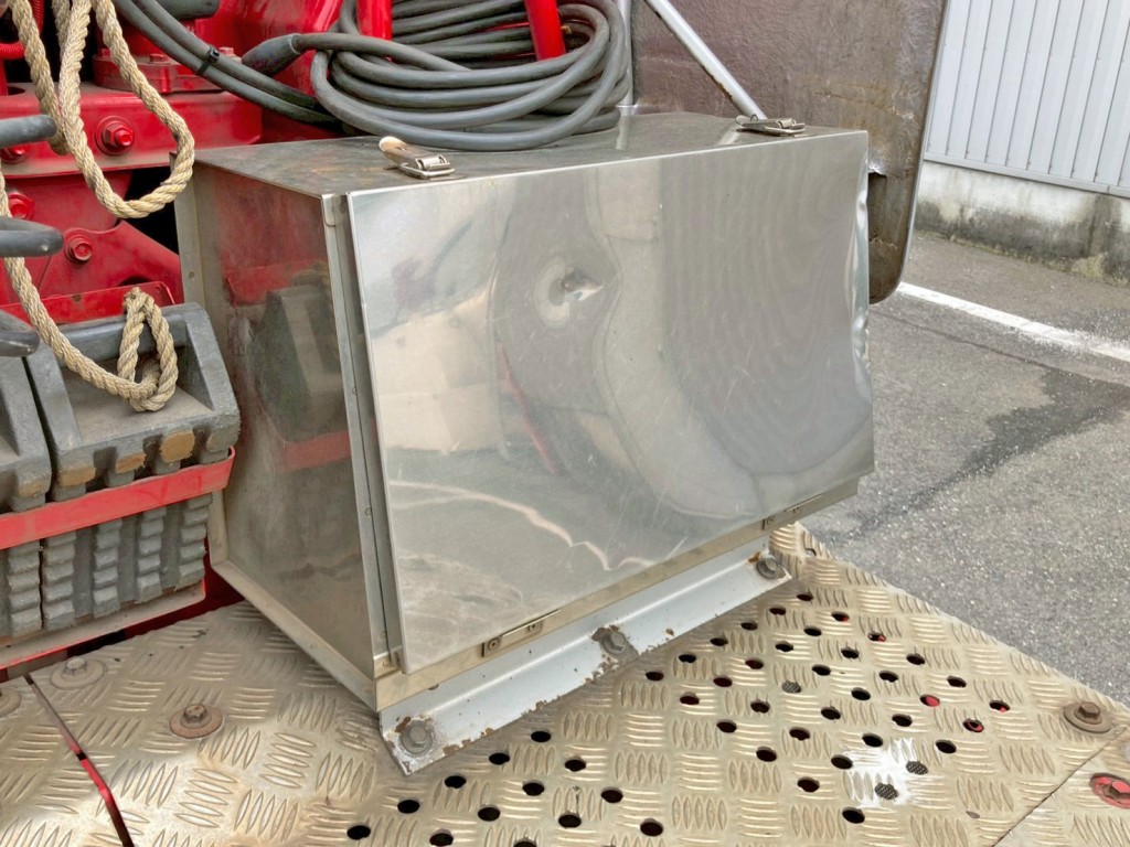 踊り場前方運転席側にステンレス製の工具箱が付いています。(フタにヘコミがあります)|日野 プロフィア QPG-SH1EDDGの写真11