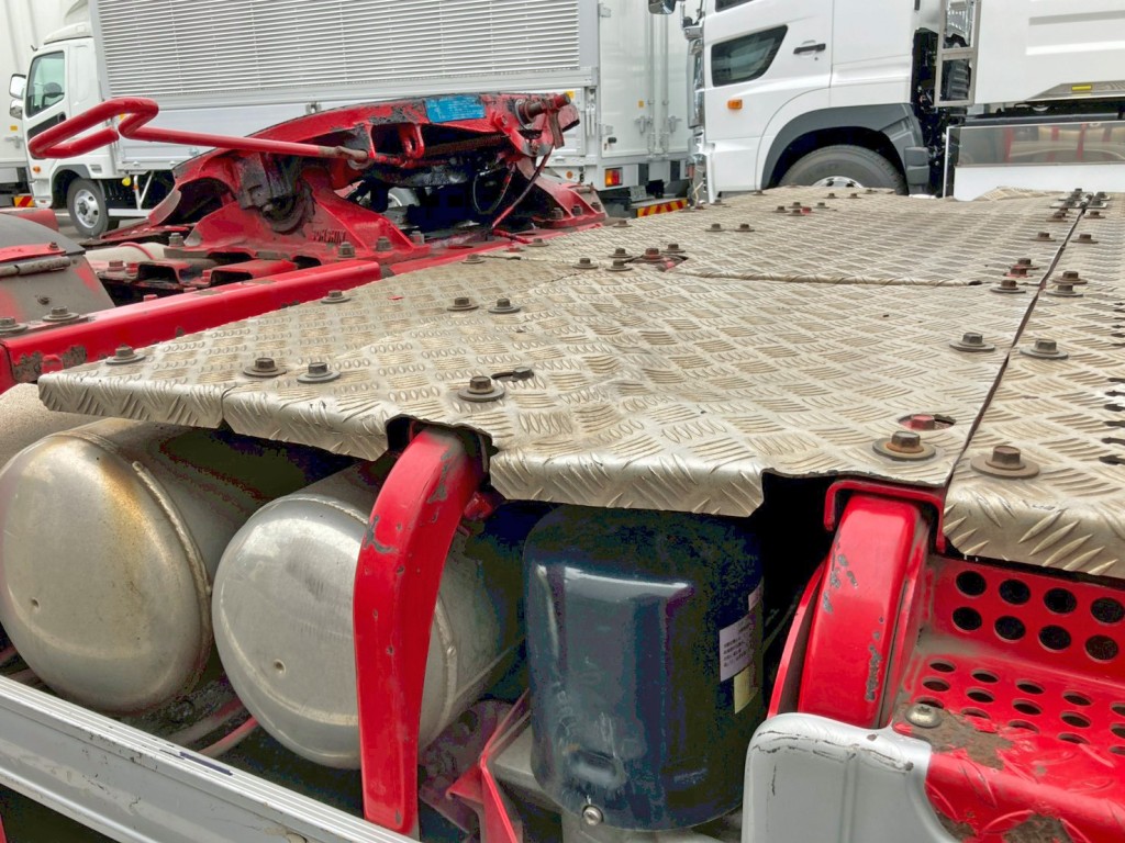 踊り場運転席側に歪みがあります。|日野 プロフィア QPG-SH1EDDGの写真12