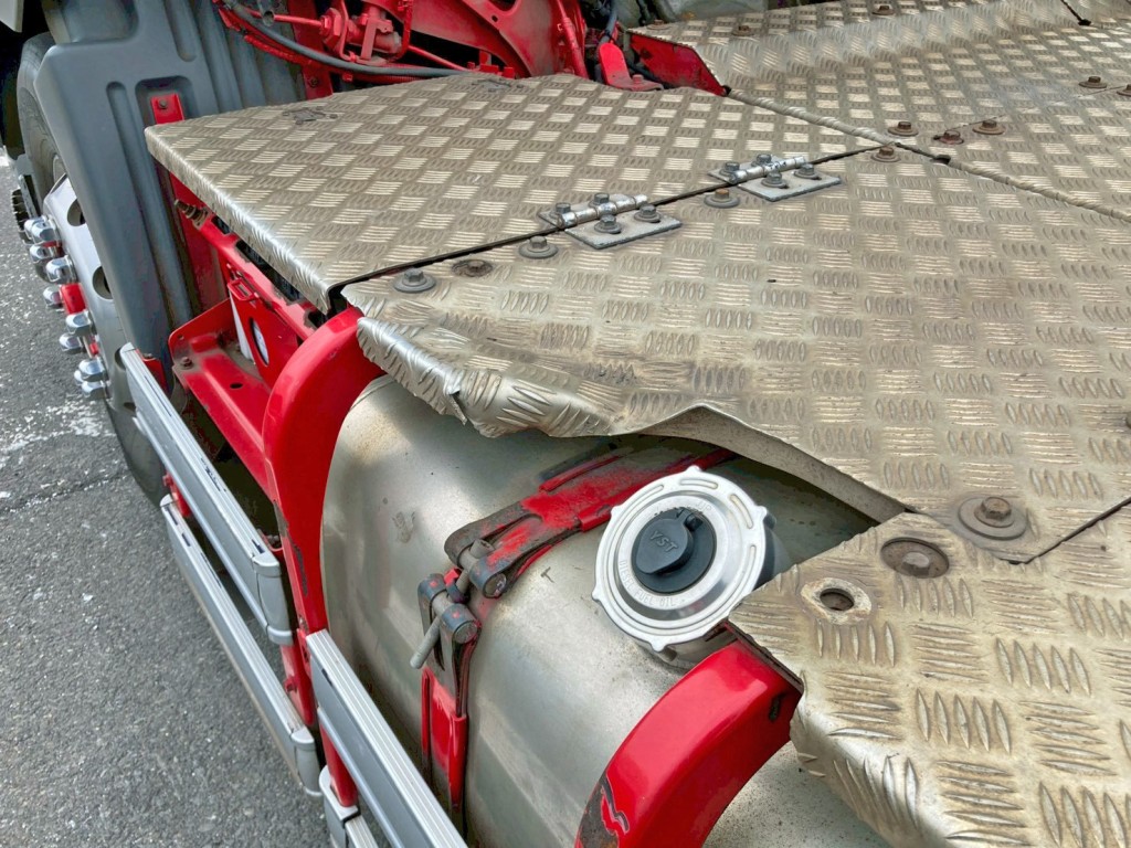 踊り場助手席側に曲がりがあります。|日野 プロフィア QPG-SH1EDDGの写真13