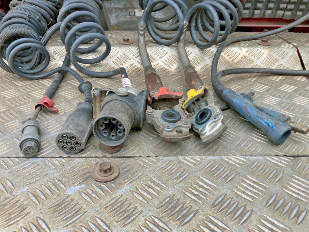 接続コネクター類です。|日野 プロフィア QPG-SH1EDDGの写真14