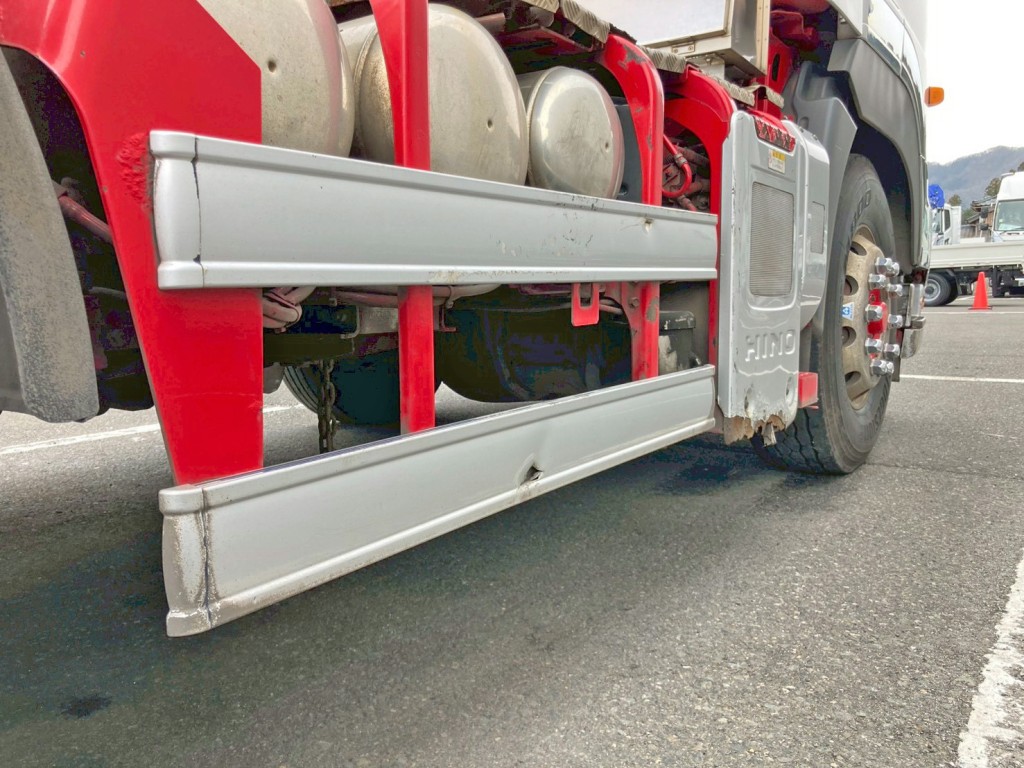 運転席側サイドバンパーにヘコミ・穴あきがあります。|日野 プロフィア QPG-SH1EDDGの写真22