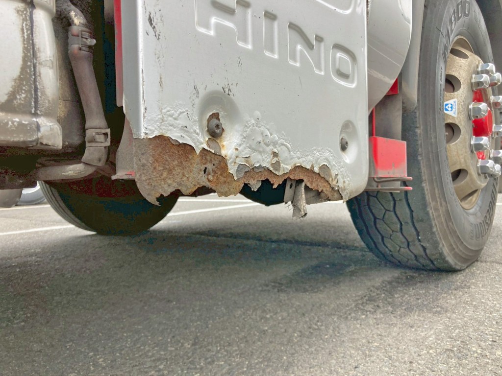 マフラーカバー下部に腐食・割れがあります。|日野 プロフィア QPG-SH1EDDGの写真23