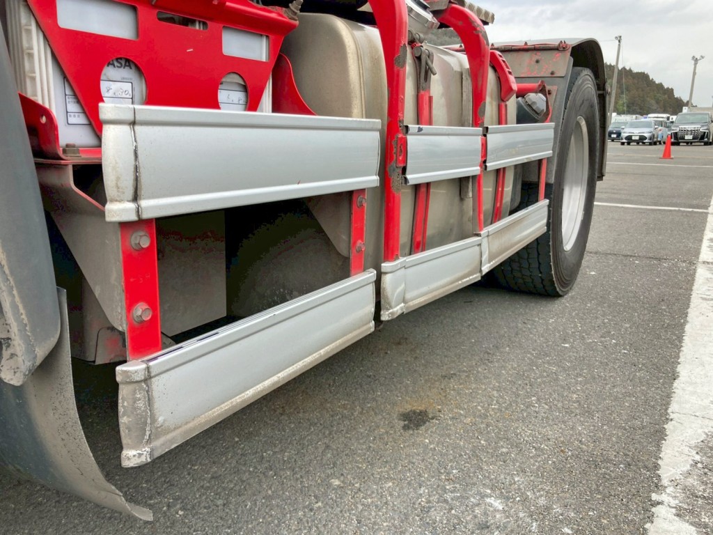 助手席側サイドバンパーに曲がりがあります。|日野 プロフィア QPG-SH1EDDGの写真24