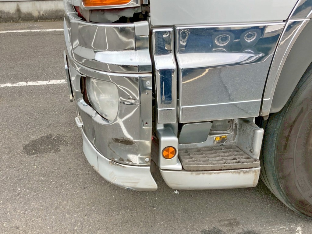 フロントバンパー助手席側カバー欠品しています。|日野 プロフィア QPG-SH1EDDGの写真25