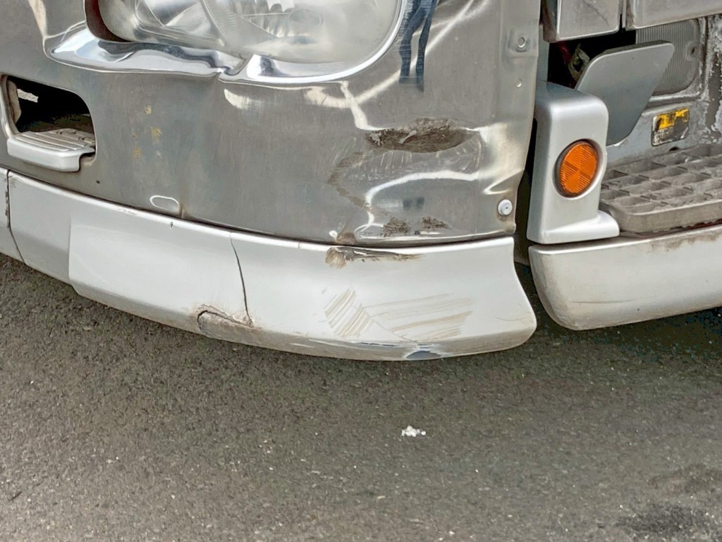 フロントバンパー助手席側にキズ・割れがあります。|日野 プロフィア QPG-SH1EDDGの写真27