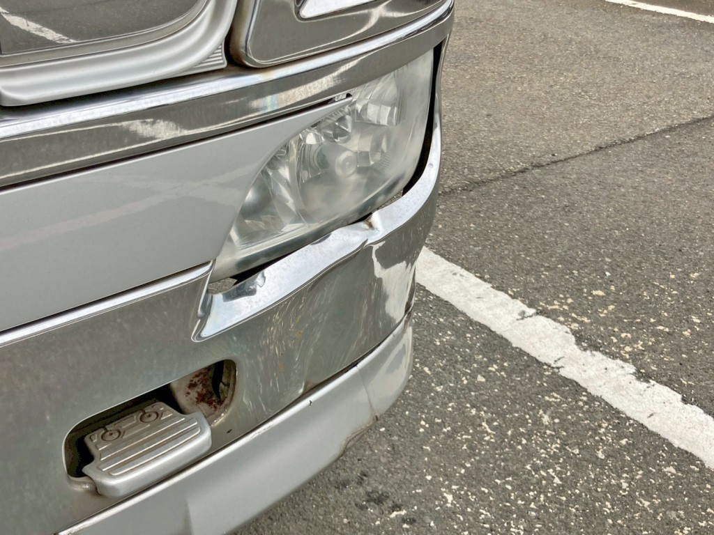 フロントバンパー助手席側のヘッドライド下部にヘコミがあります。|日野 プロフィア QPG-SH1EDDGの写真28