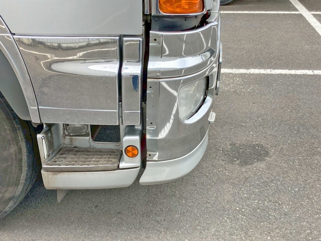 フロントバンパー運転席側カバー欠品しています。|日野 プロフィア QPG-SH1EDDGの写真29