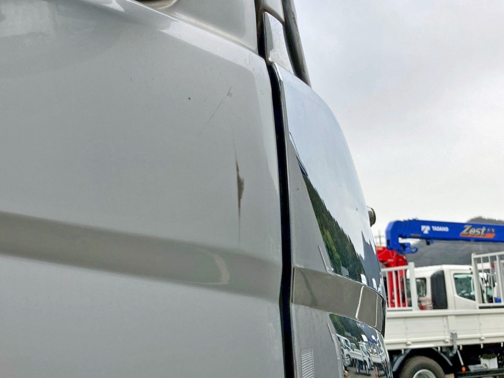 運転席ドアにキズがあります。|日野 プロフィア QPG-SH1EDDGの写真30