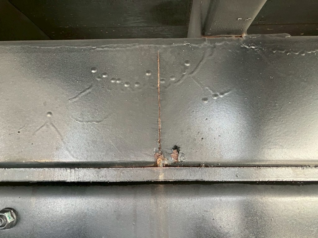 燃料タンク後ろの縦ネタに亀裂があります。|日野 プロフィア BDG-FR1EZYJの写真8