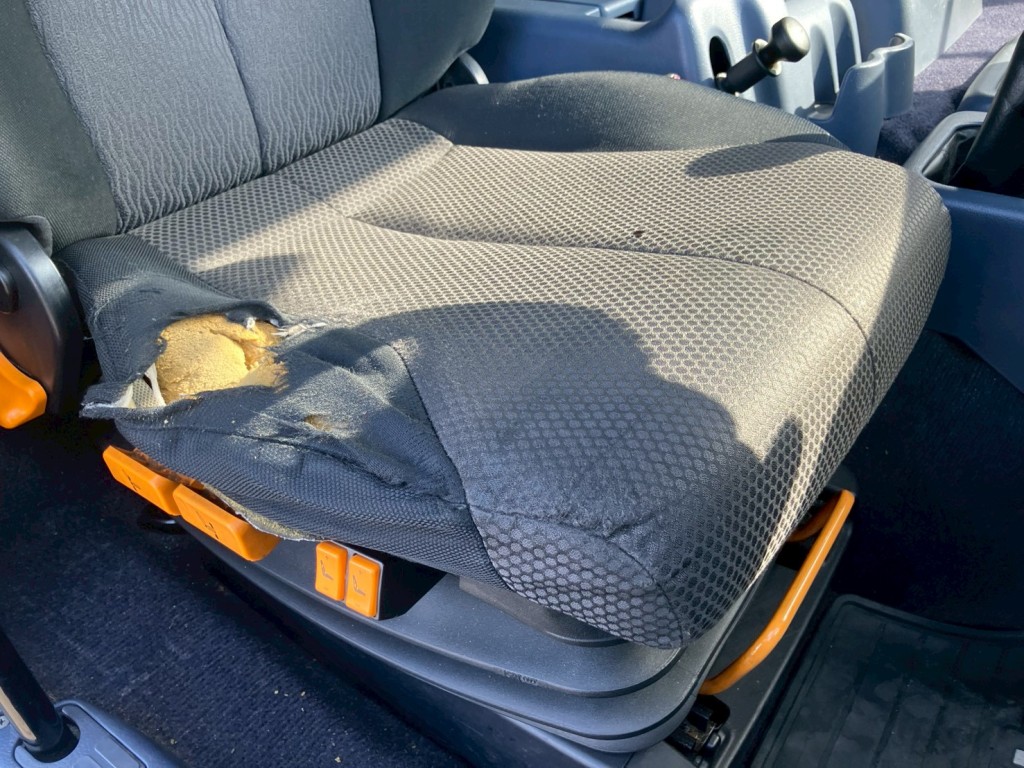 運転席シートにヘタリ・破れ・穴があります。|日野 プロフィア BDG-FR1EZYJの写真10