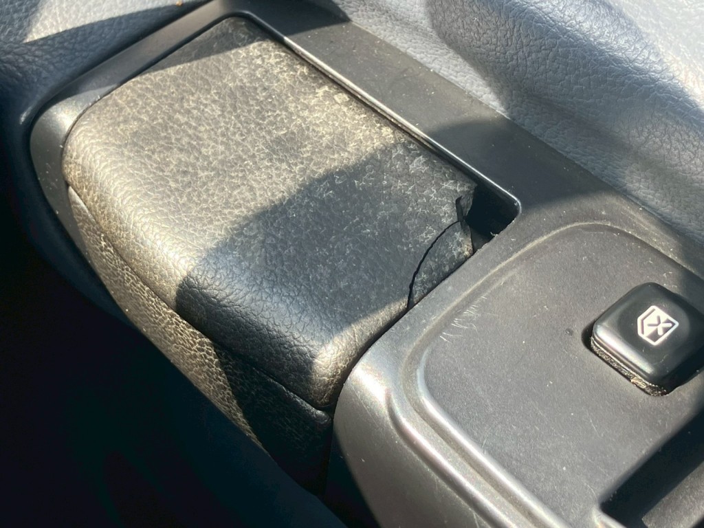 運転席側灰皿蓋に割れがあります。|日野 プロフィア BDG-FR1EZYJの写真11