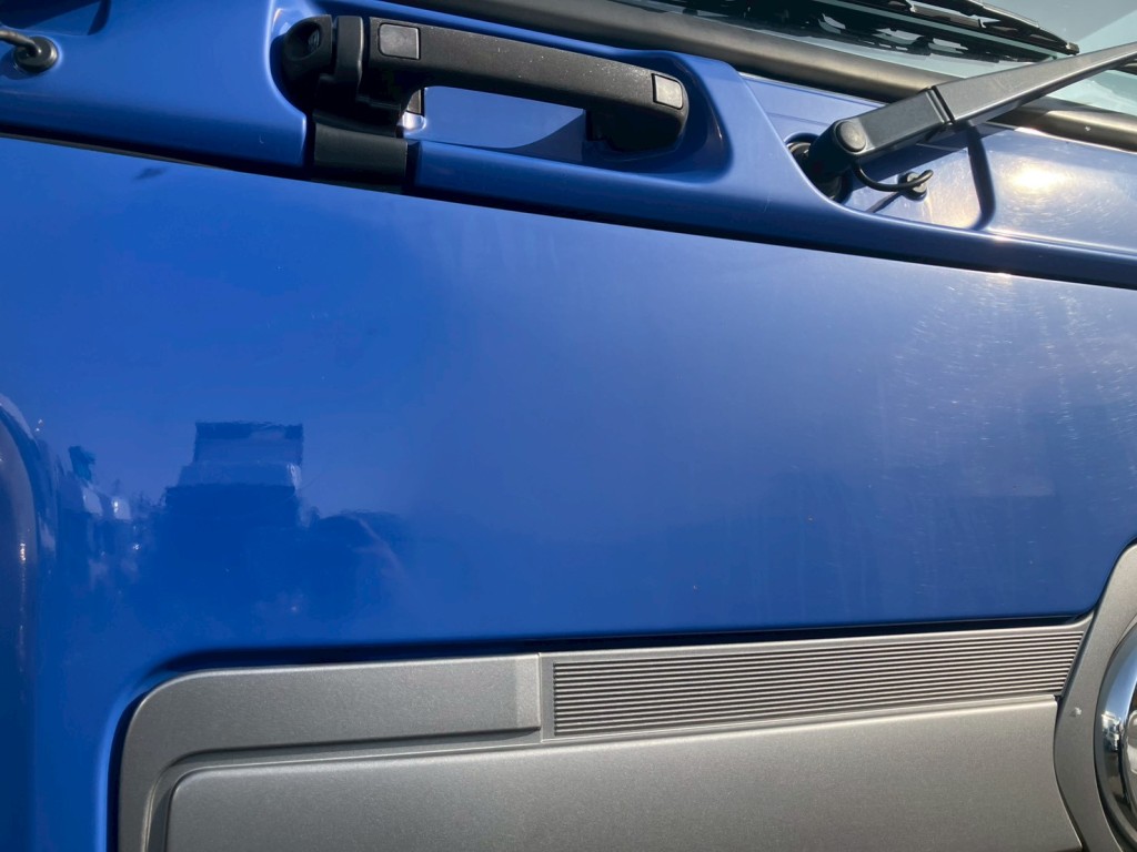 フロントパネルにシール跡があります。|日野 プロフィア BDG-FR1EZYJの写真17