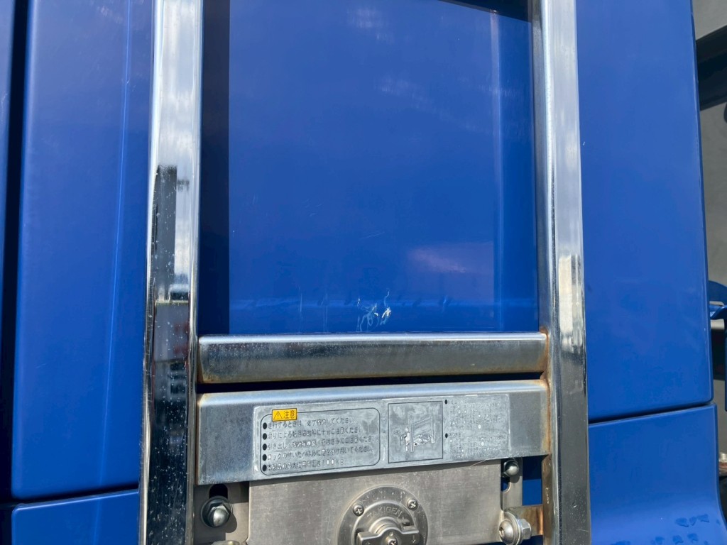 クォーターパネルにキズがあります。|日野 プロフィア BDG-FR1EZYJの写真20