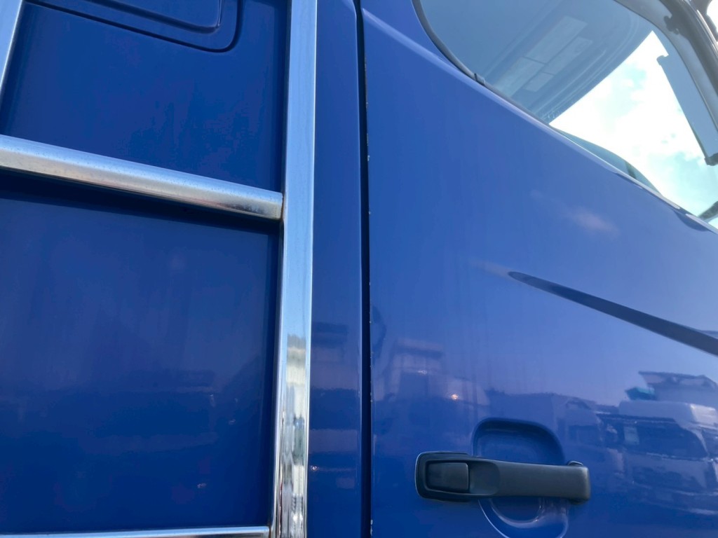 運転席側ドアにキズがあります。|日野 プロフィア BDG-FR1EZYJの写真28