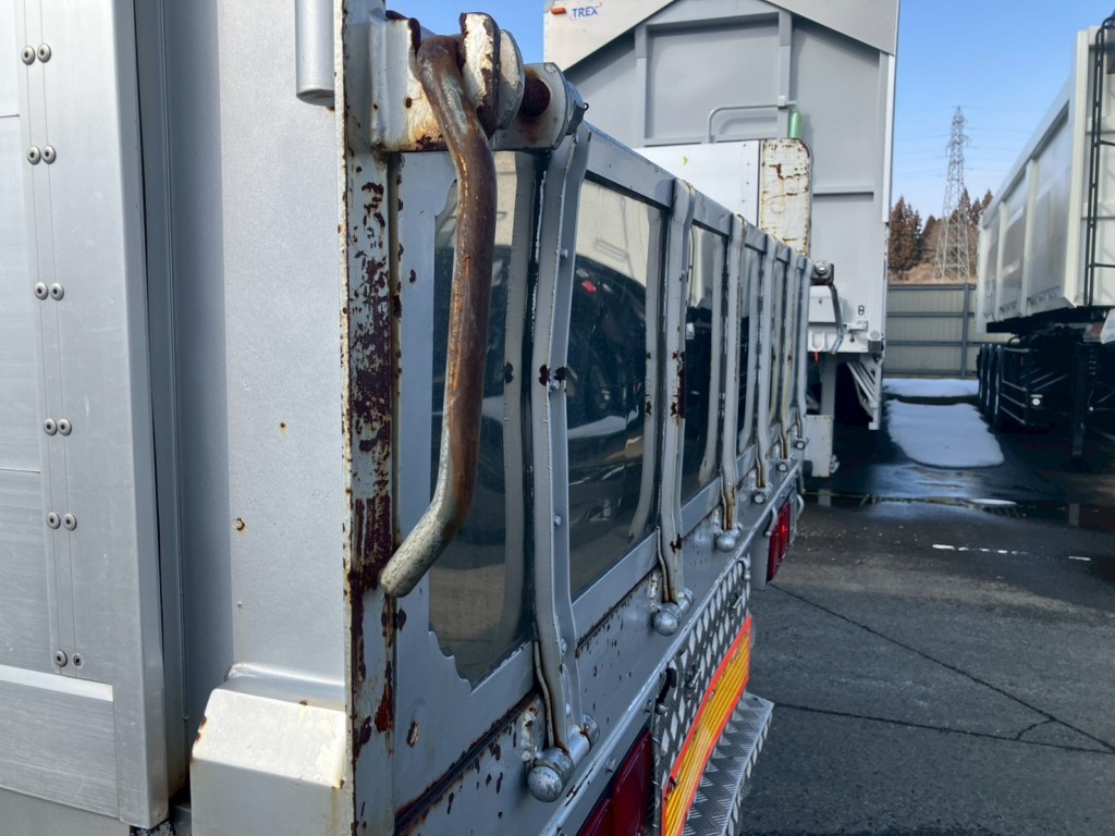 リアアオリに歪みがあります。|日野 プロフィア BDG-FR1EZYJの写真34