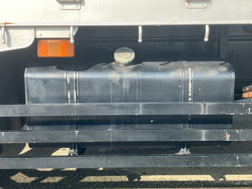 燃料タンクは300Lです。|日野 プロフィア BDG-FR1EZYJの写真40