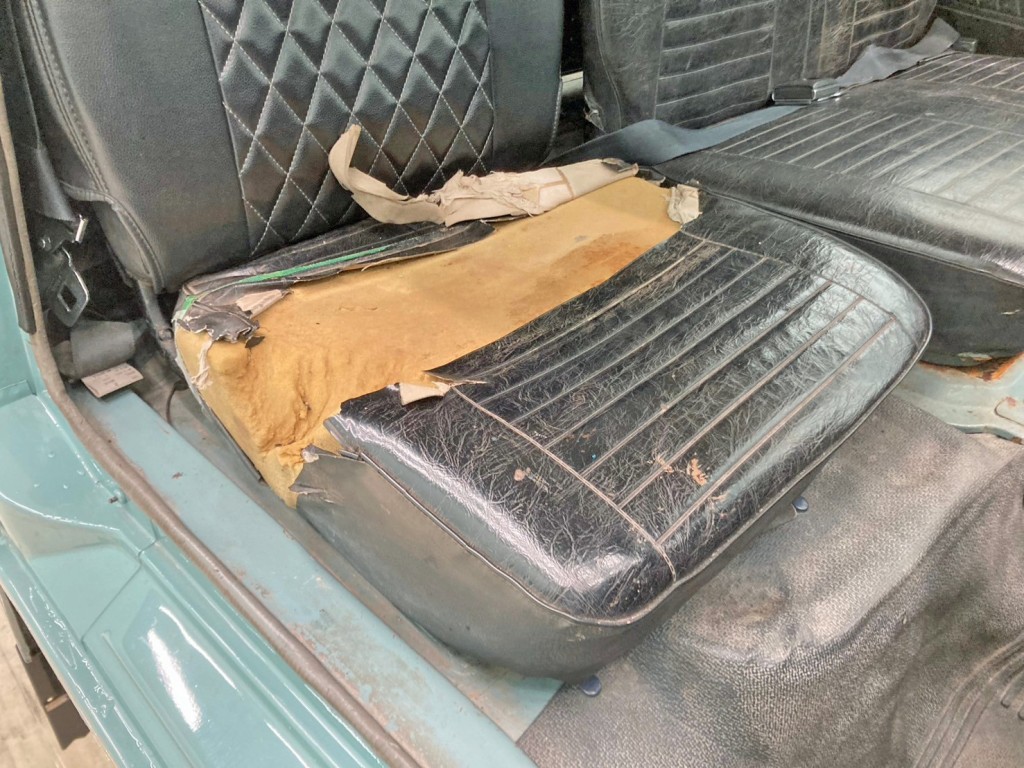 運転席座面にヘタリ・破れ・エグレがあります。|三菱  T200CP(2WD)の写真8