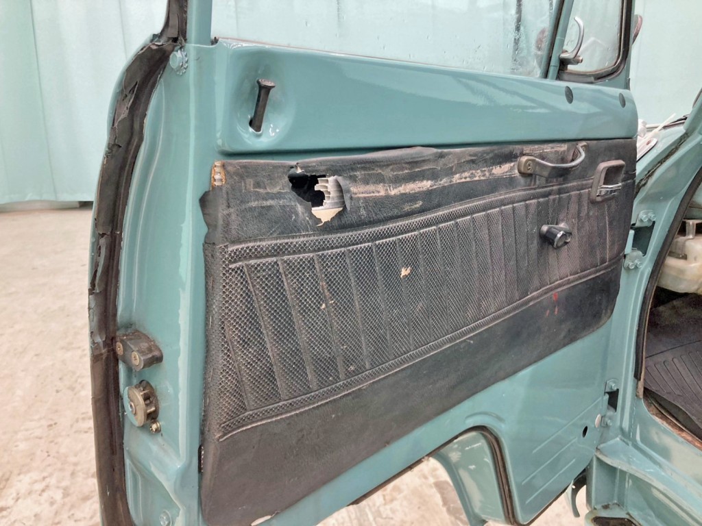 助手席ドア内張りにキズ・穴あきがあります。|三菱  T200CP(2WD)の写真9