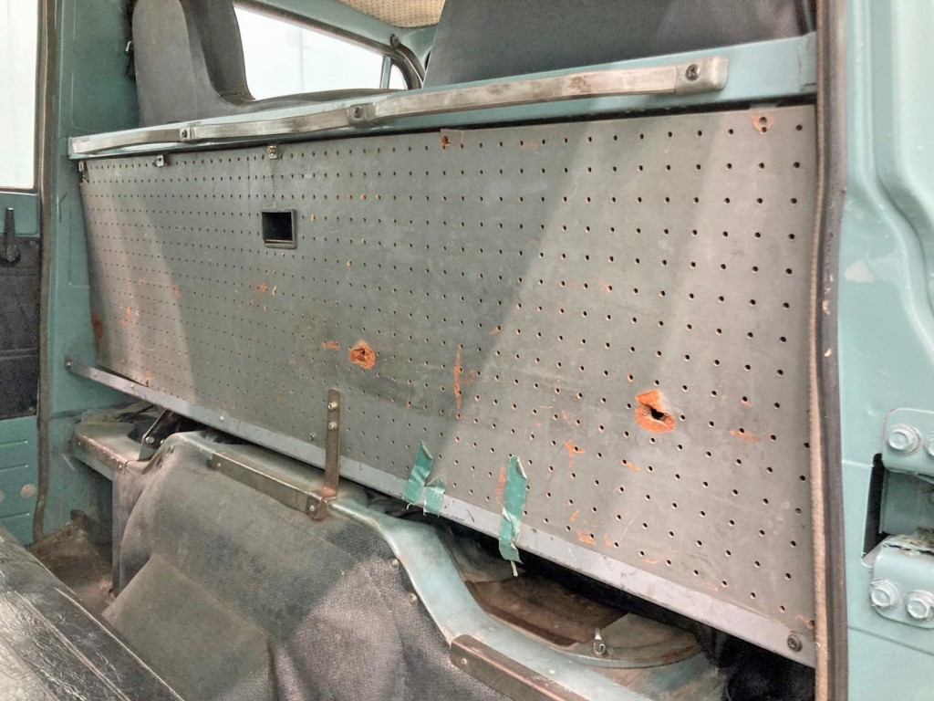 後列前方の仕切り板に割れ箇所があります。|三菱  T200CP(2WD)の写真12