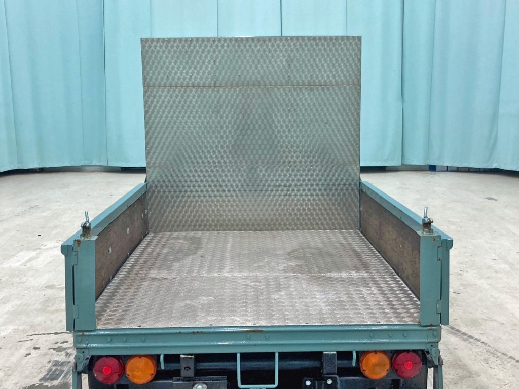 床は縞板アルミ張りです。|三菱  T200CP(2WD)の写真15