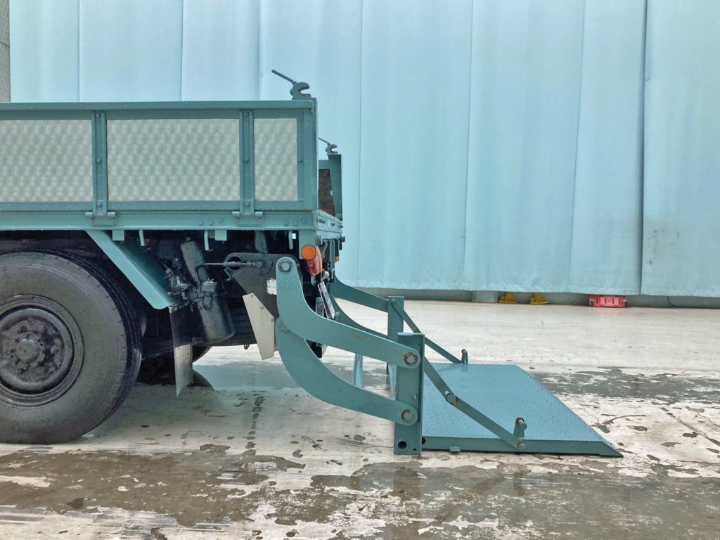 ゲートはスウィングゲートです。(作動時の状態です)|三菱  T200CP(2WD)の写真18