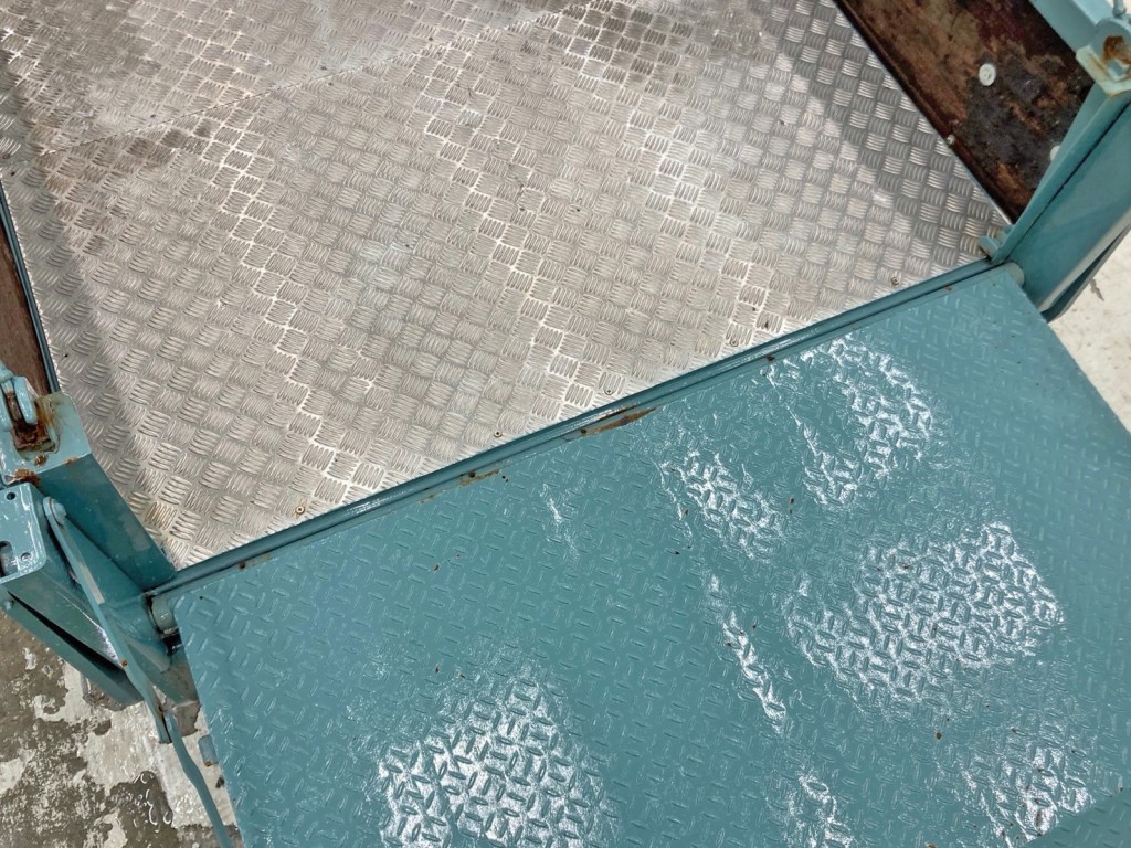 ゲートを上限まで上げた状態です。|三菱  T200CP(2WD)の写真21