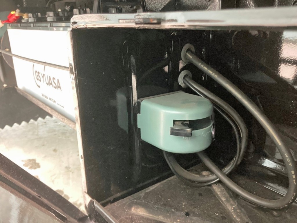 工具箱内にバッテリーのメインスイッチが付いています。|三菱  T200CP(2WD)の写真24