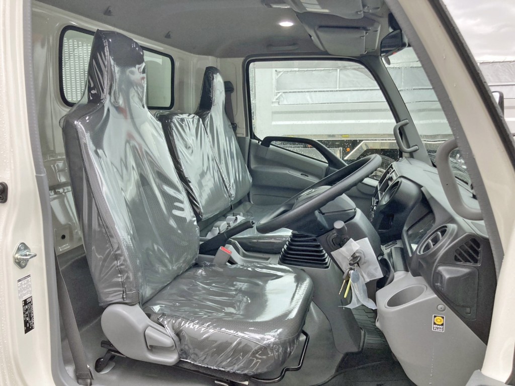 乗車定員は3名です。|日野 デュトロ 2KG-XZU700X(2WD)の写真9