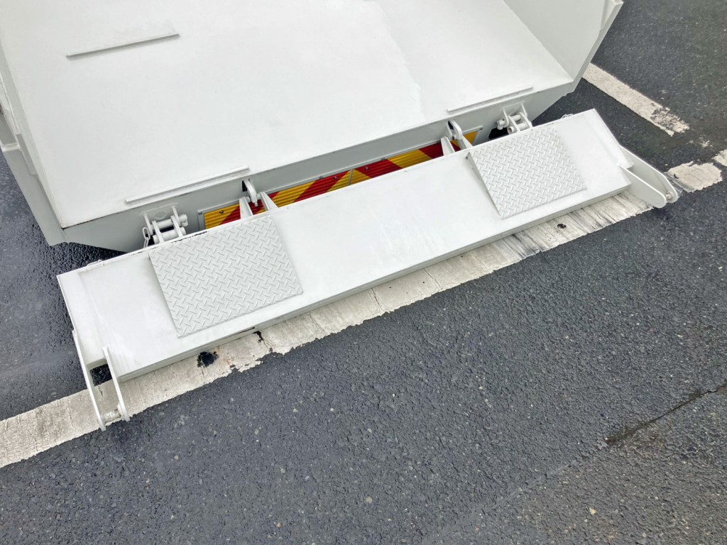 リヤゲートは歩み板として使用できます。|日野 デュトロ 2KG-XZU700X(2WD)の写真18