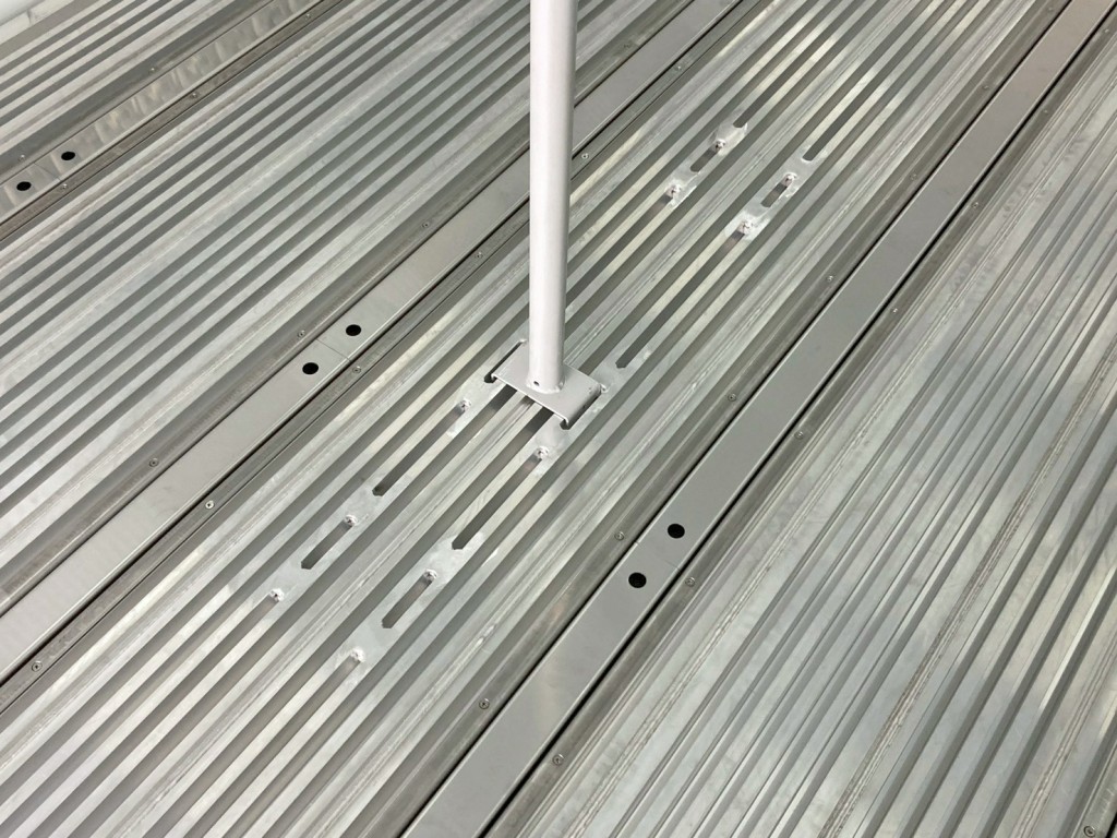 突っ張り棒差込口の状態です。(下部)|トレクス PFB34118の写真15