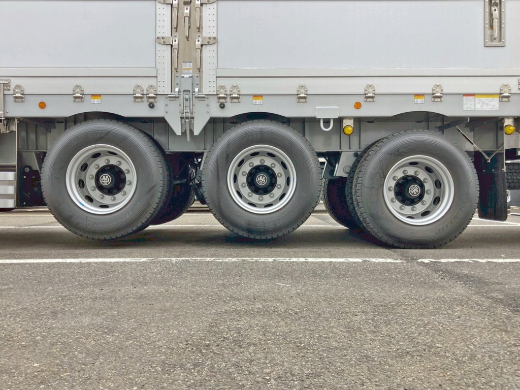 リフトアクスル機能付きです。(前2軸がリフトアップします)|トレクス PFB34118の写真23