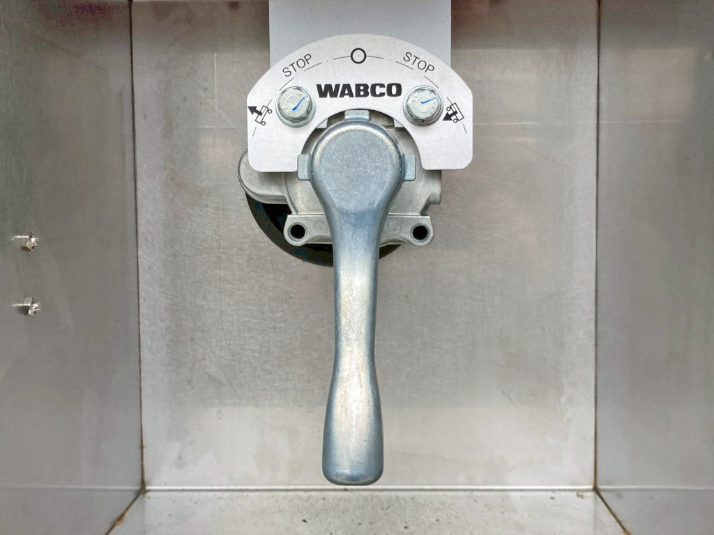 エアサスの昇降レバーです。|トレクス PFB34118の写真26