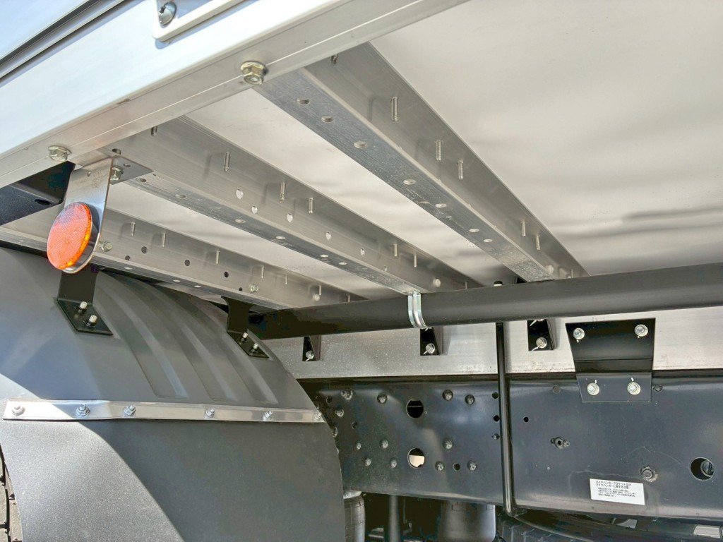 シャーシとネタの状態です。(縦ネタ・横ネタアルミ製です)|三菱 ファイター 2KG-FK65F(2WD)の写真6