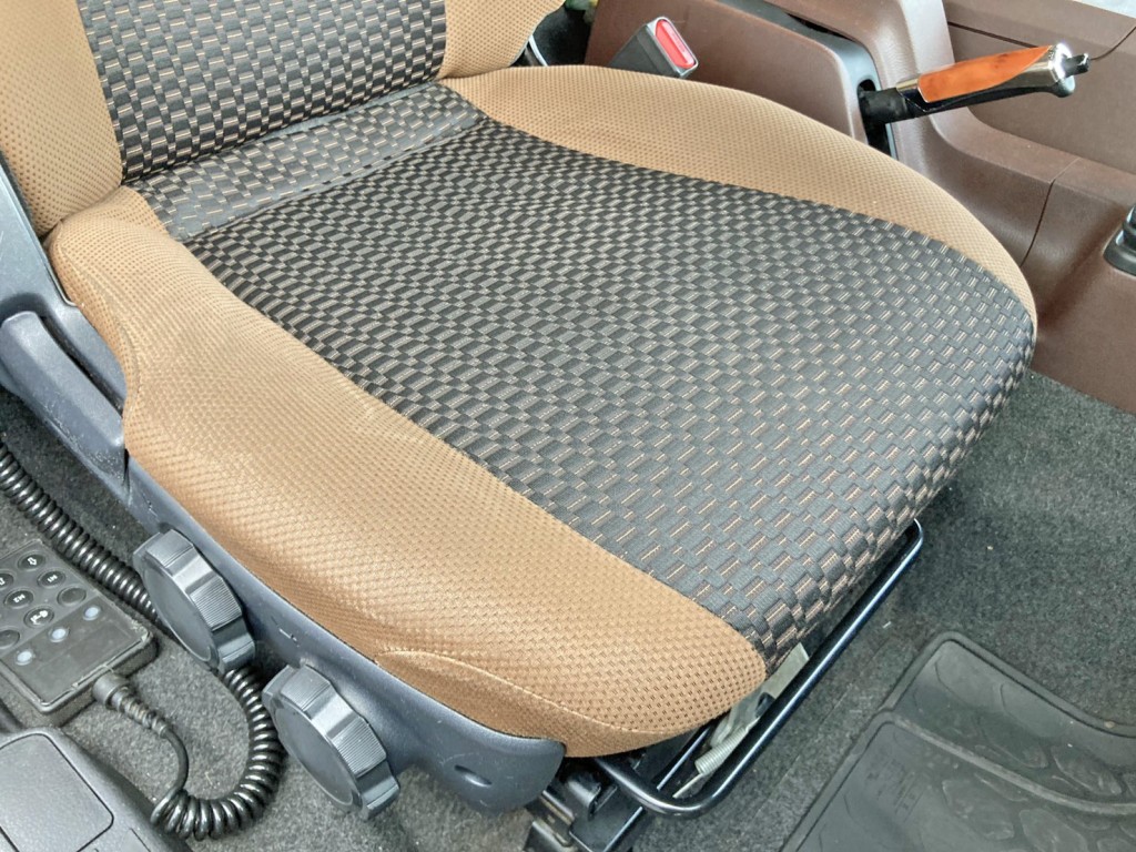 運転席座面にヘタリ・破れがあります。|日野 レンジャー 2PG-FE2ABGの写真8