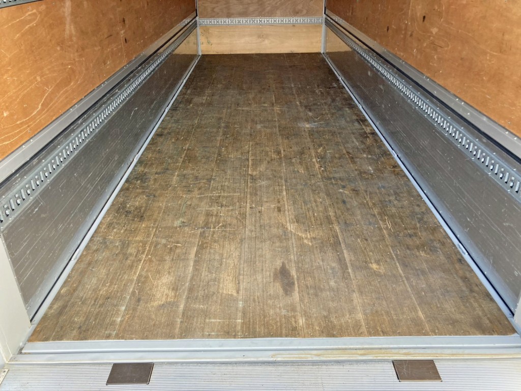 床は板張りです。|日野 レンジャー 2PG-FE2ABGの写真11