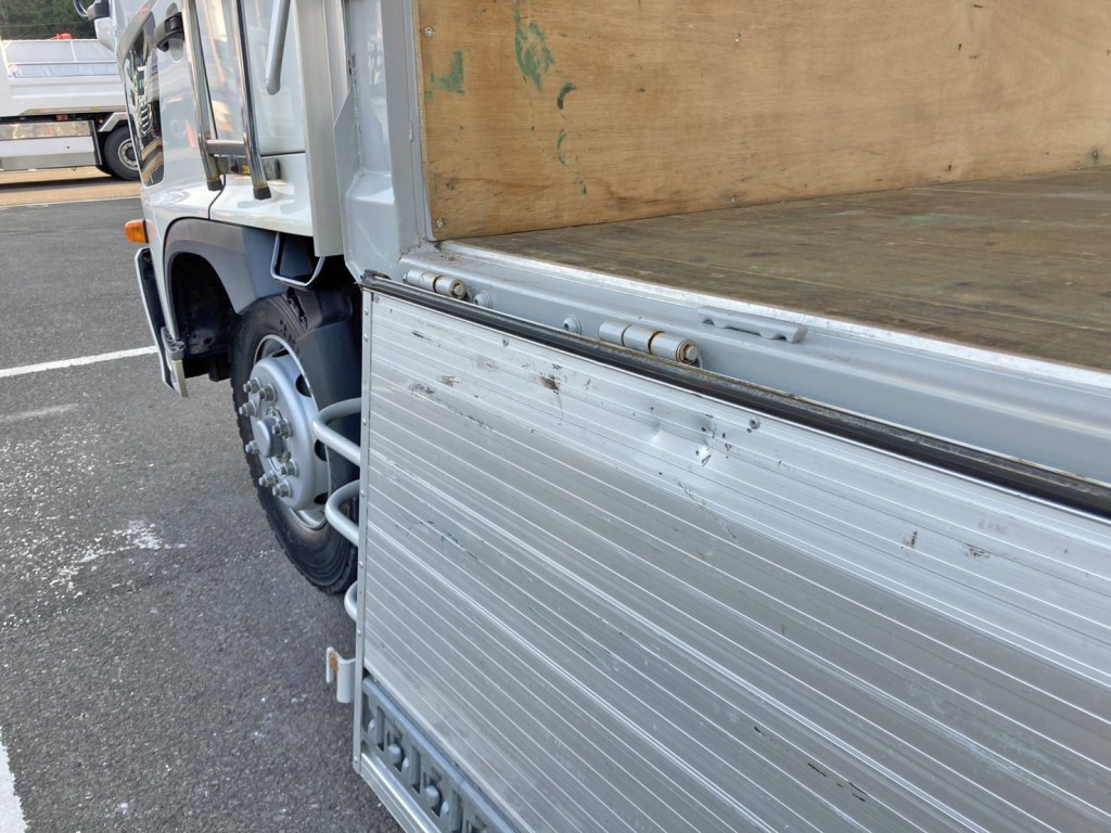 助手席側オアリ前方内側にヘコミがあります。|日野 レンジャー 2PG-FE2ABGの写真15