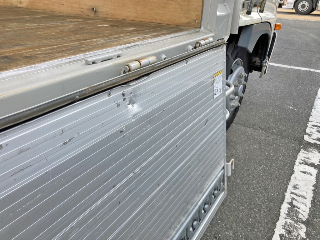 運転席側オアリ前方内側にヘコミがあります。|日野 レンジャー 2PG-FE2ABGの写真16