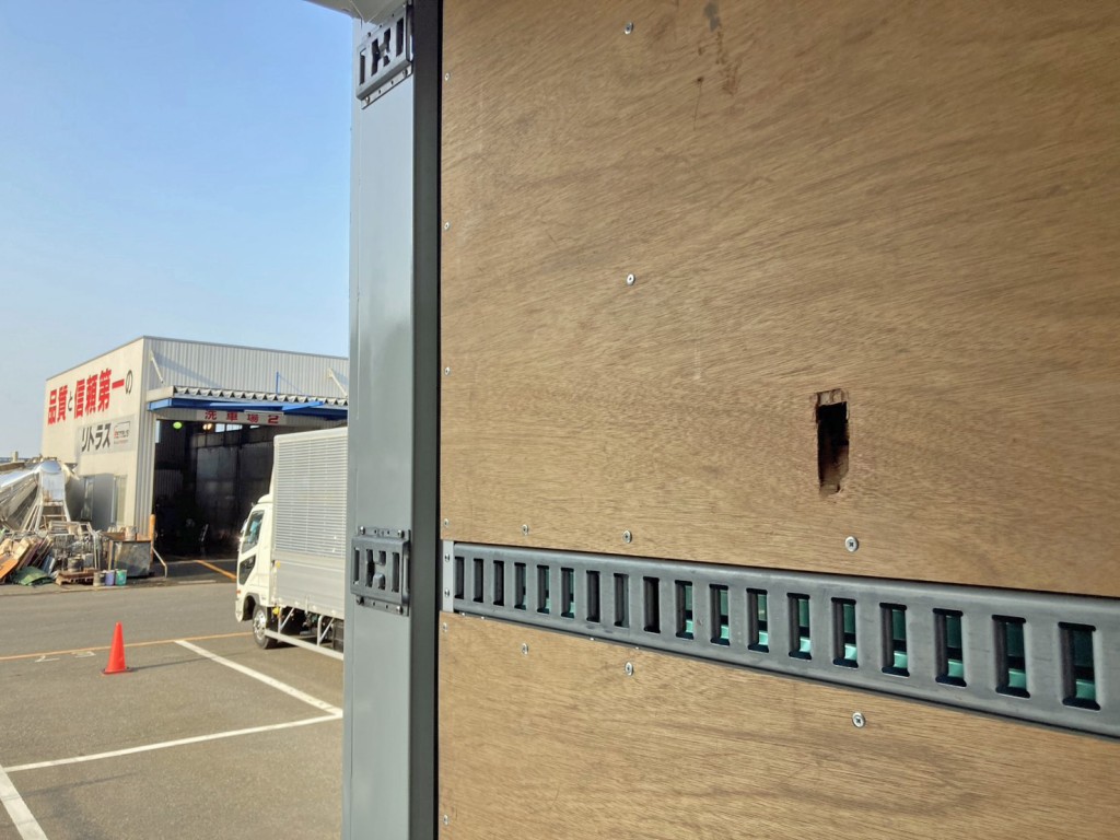 助手席側羽根後方に穴あき箇所があります。|日野 レンジャー 2PG-FE2ABGの写真17