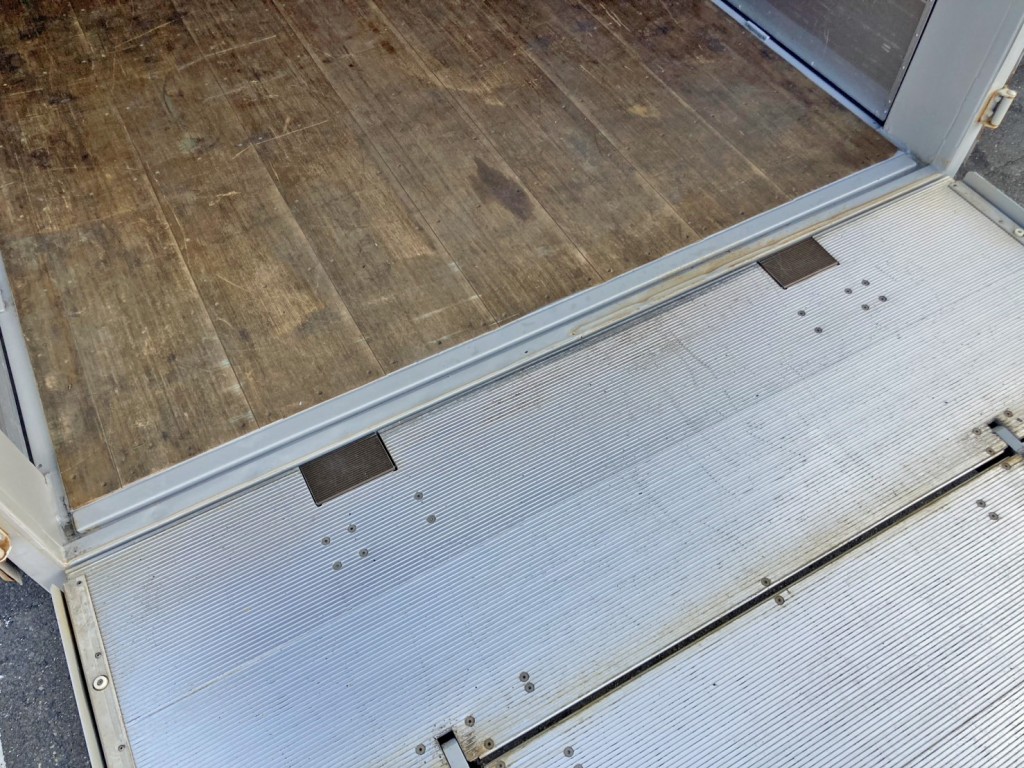 ゲートを上限まで上げた状態です。|日野 レンジャー 2PG-FE2ABGの写真21