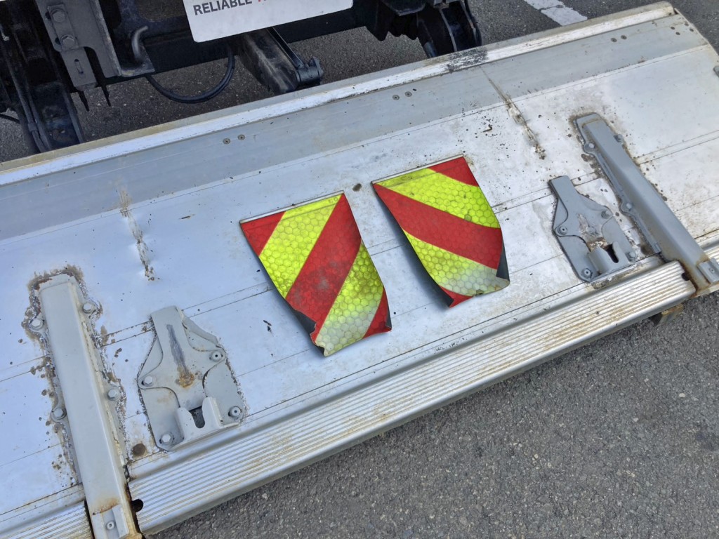 ゲート裏側に引きキズがあります。|日野 レンジャー 2PG-FE2ABGの写真22