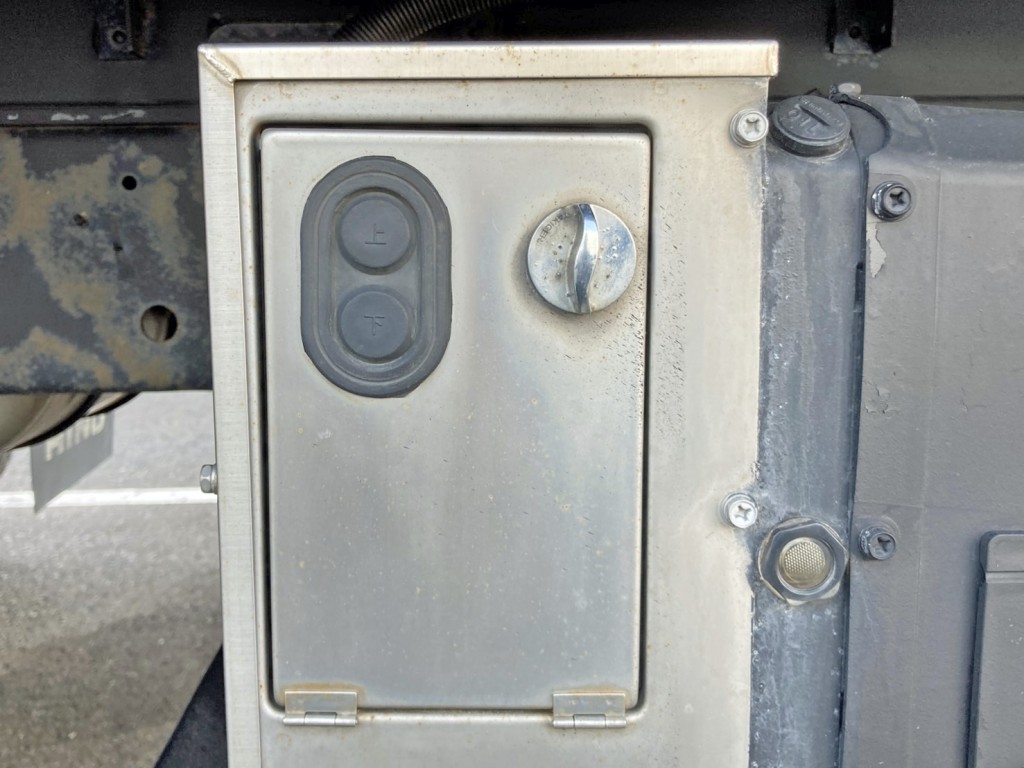 ゲートの昇降スイッチです。|日野 レンジャー 2PG-FE2ABGの写真23
