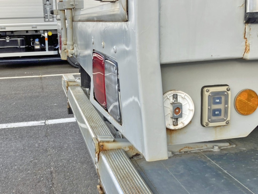 リヤレール運転席側に曲がりがあります。|日野 レンジャー 2PG-FE2ABGの写真24