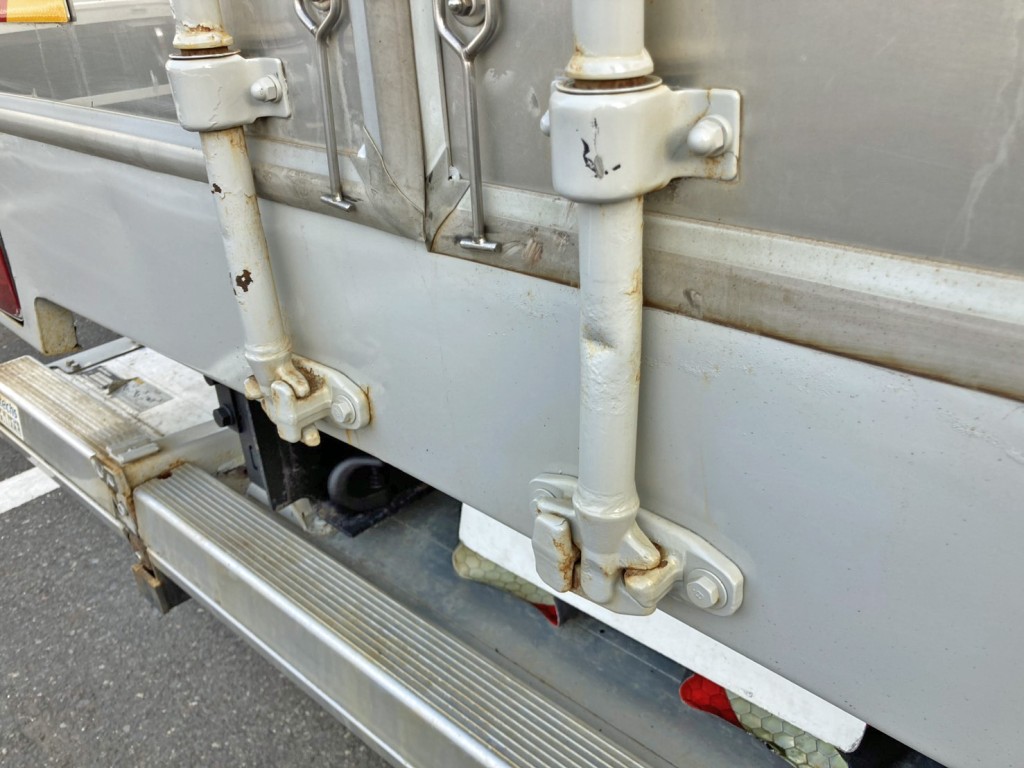 運転席側ハンマーロック下部にヘコミがあります。|日野 レンジャー 2PG-FE2ABGの写真25