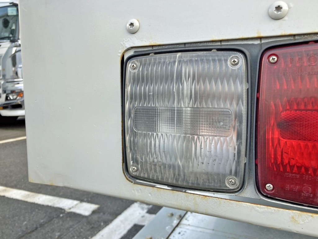 助手席側ウインカーレンズに亀裂があります。|日野 レンジャー 2PG-FE2ABGの写真26